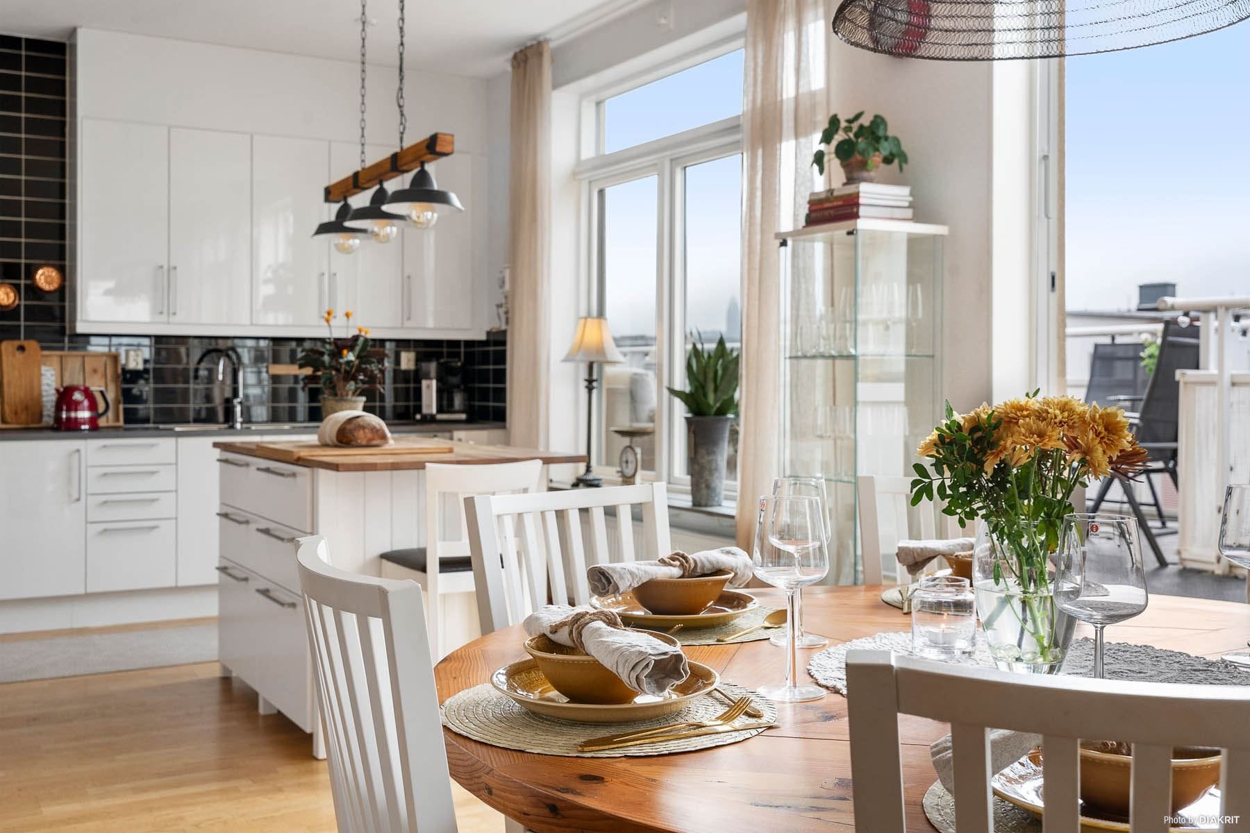 Kök och vardagsrum i anslutning till terrassen