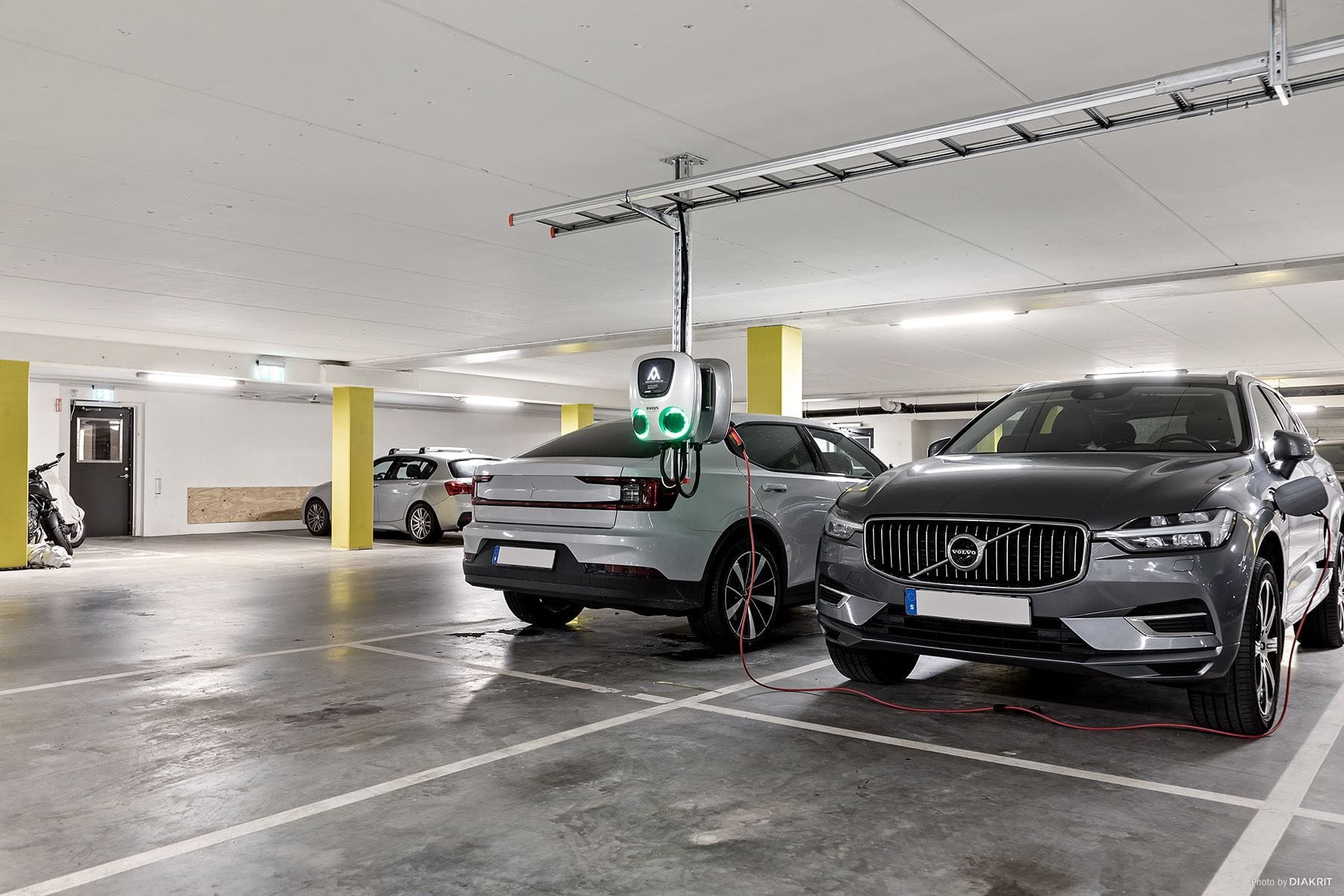 Föreningen har många laddplatser. Garaget nås från hissen.