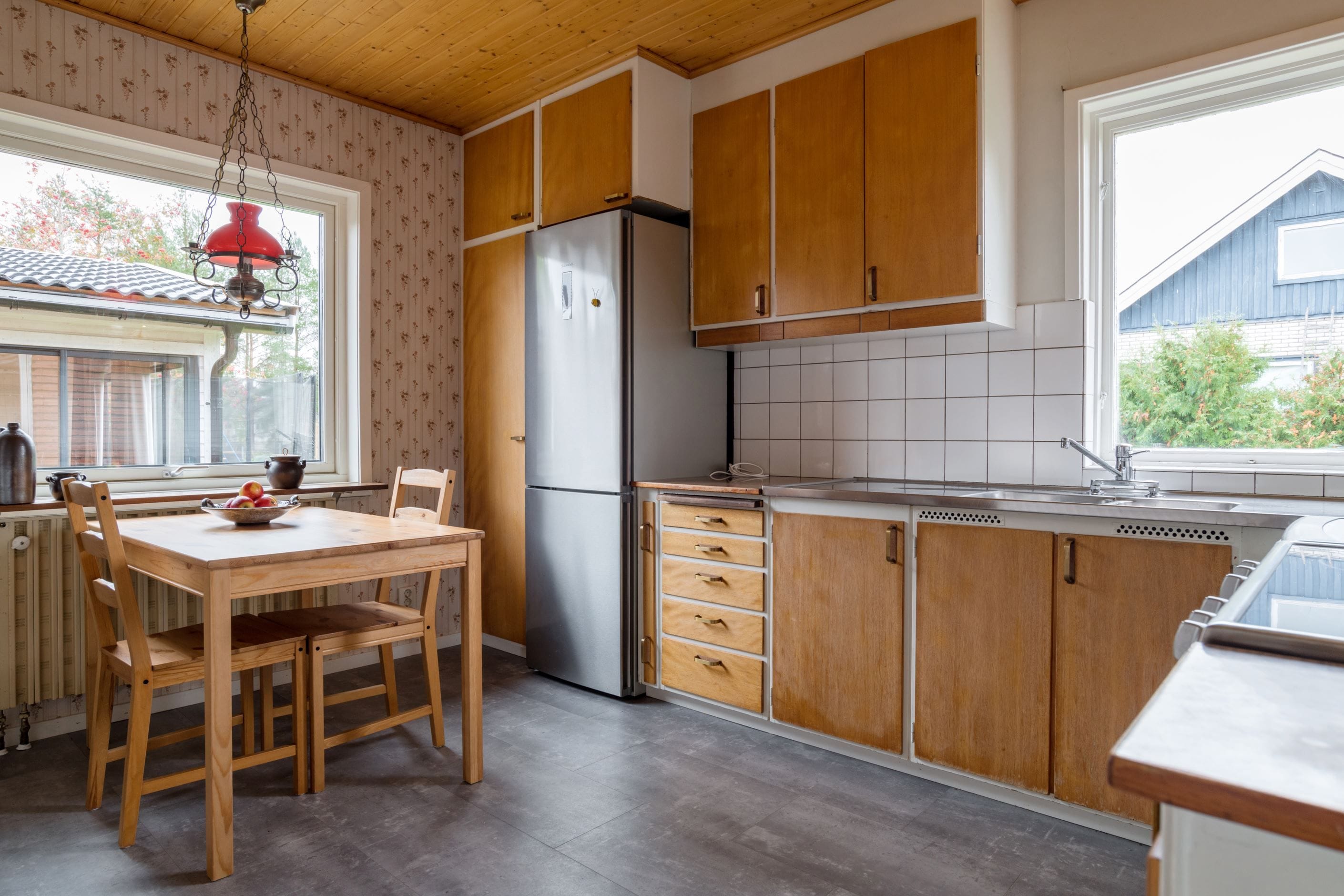 Kök med fönster i två väderstreck