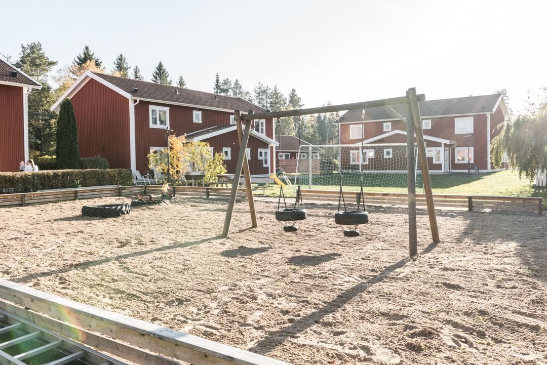 Gemensam lekplats och innergård.