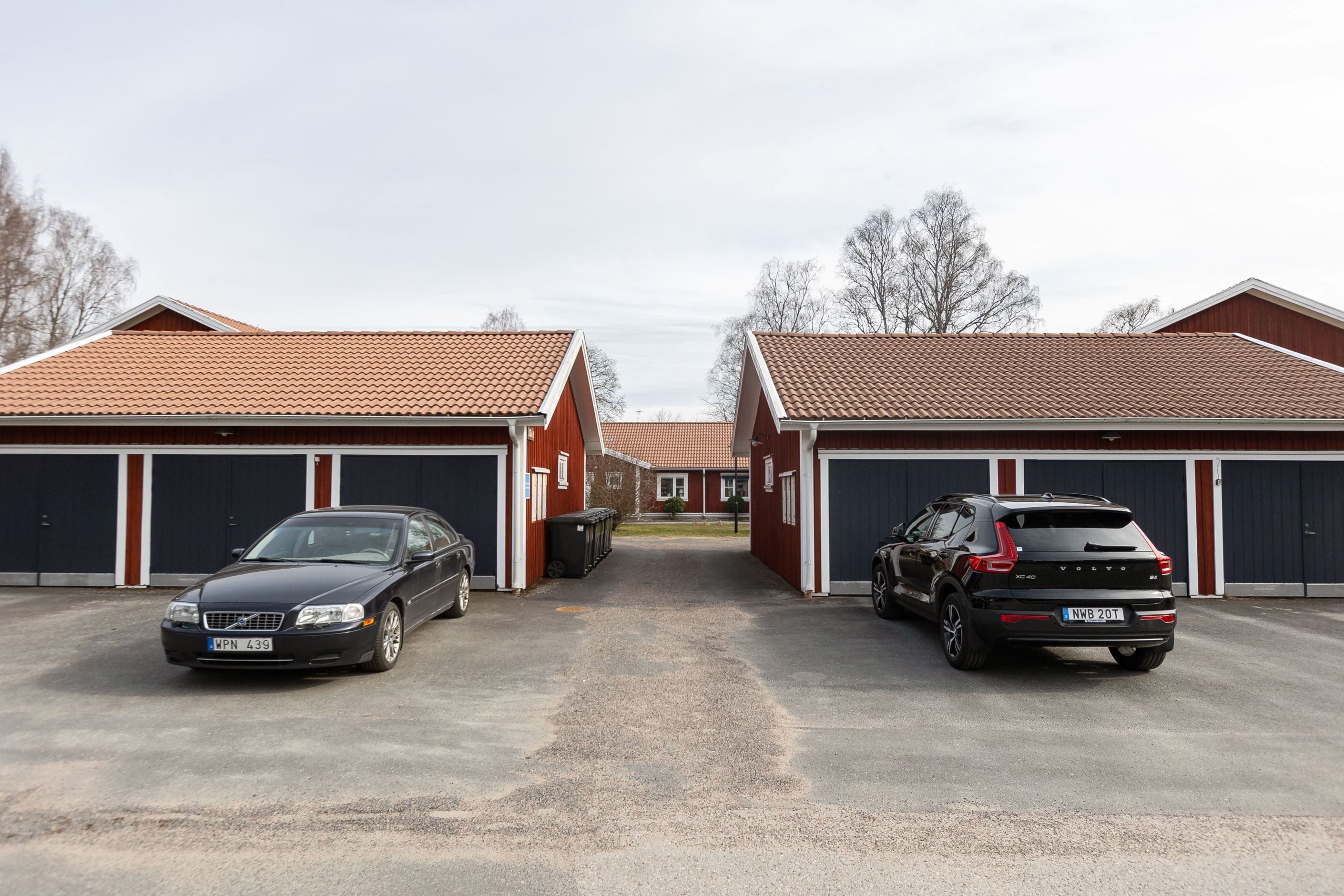Garage och egen parkeringsplats ingår.
