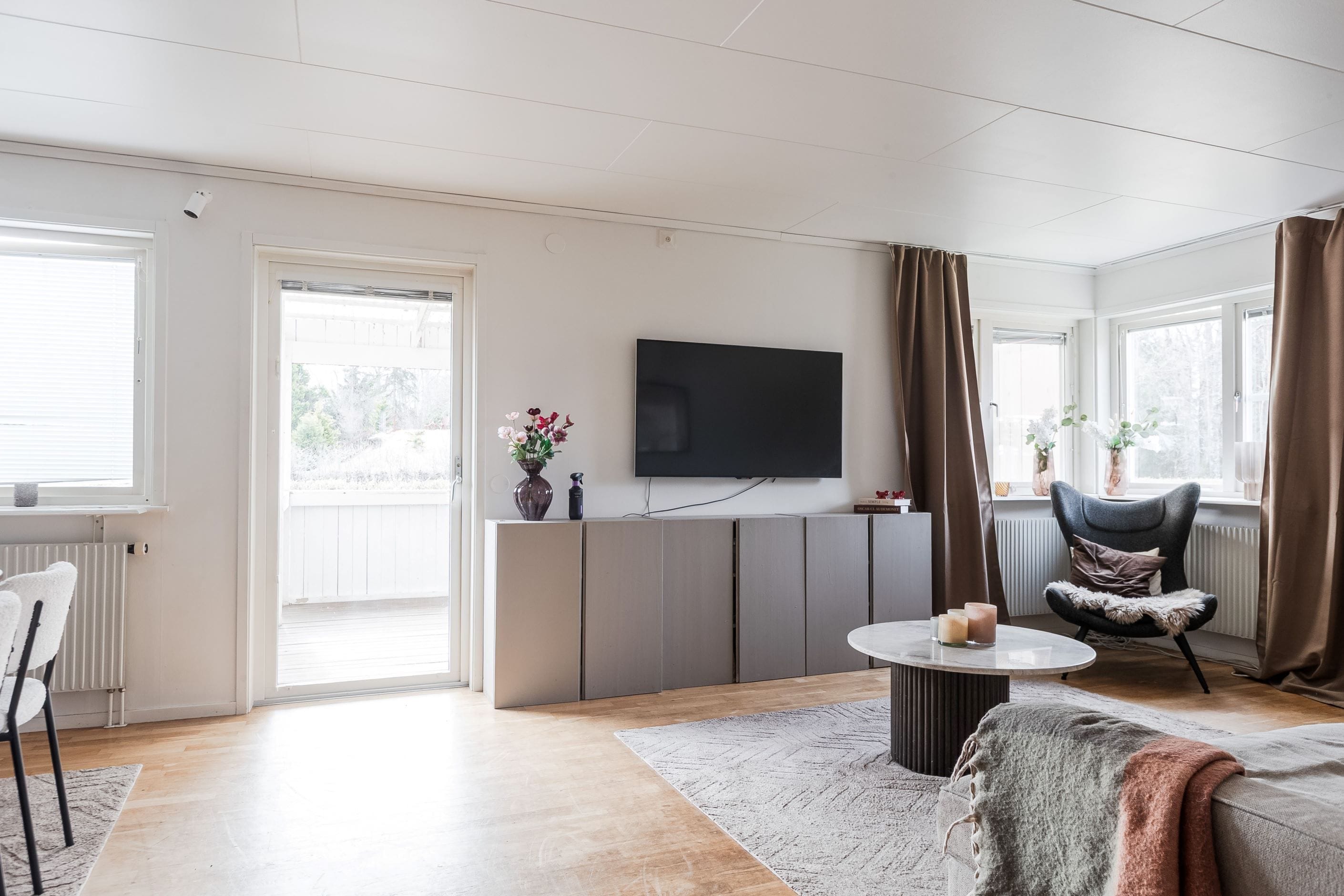 Väl tilltaget vardagsrum med plats för både soffgrupp och matsalsmöbler.