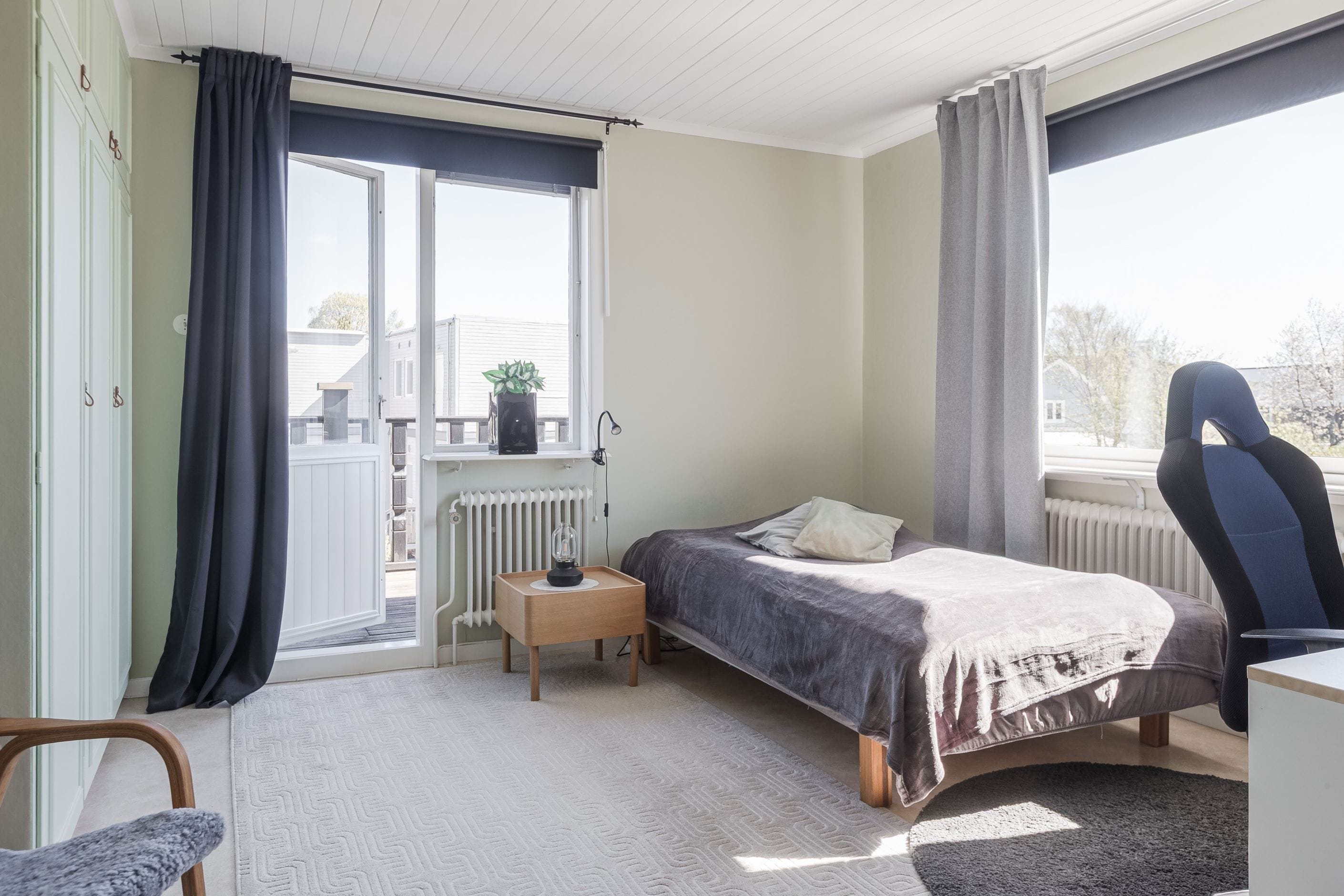 Mindre sovrum med utgång till balkongen