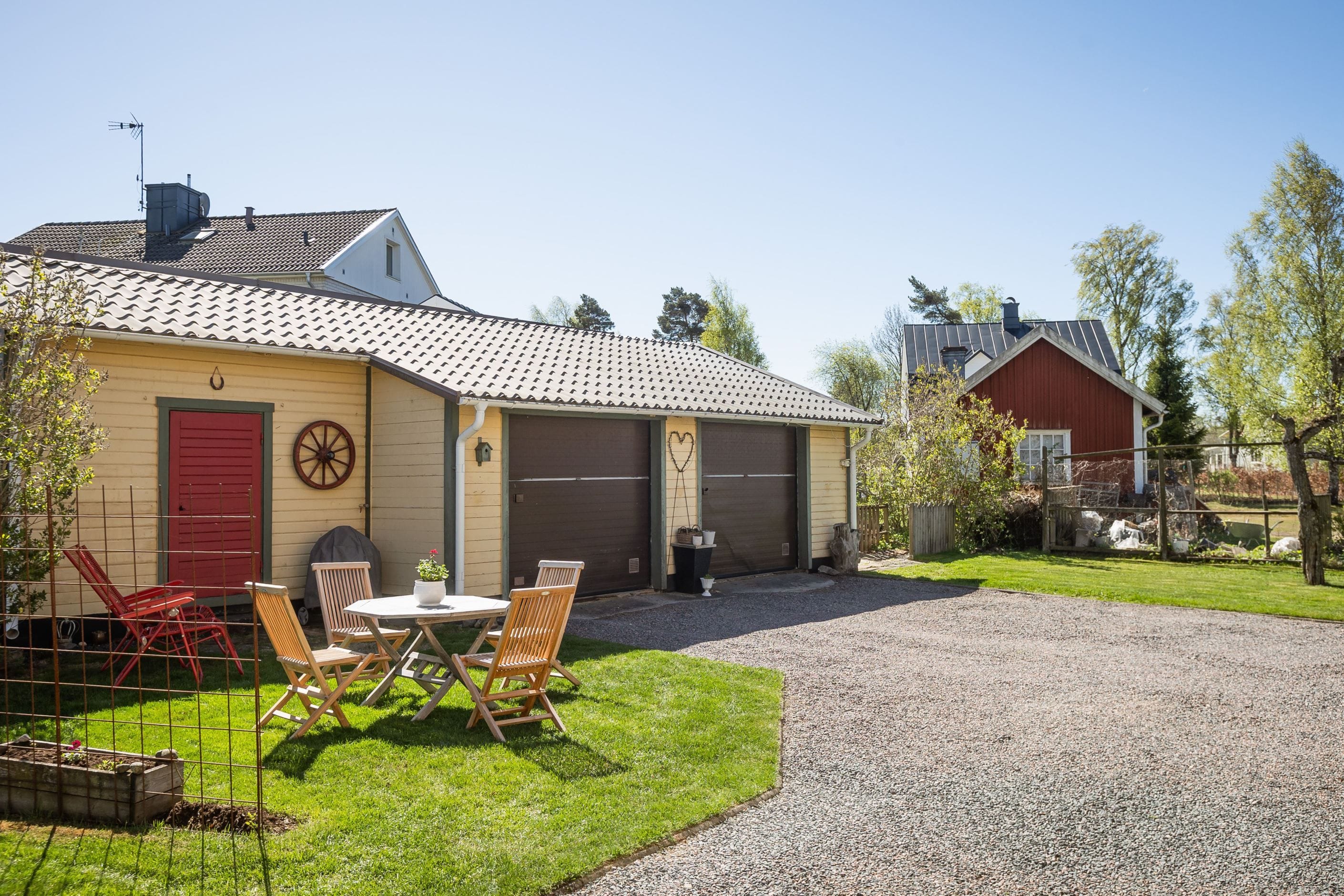 Här finns dubbelgarage med förråd