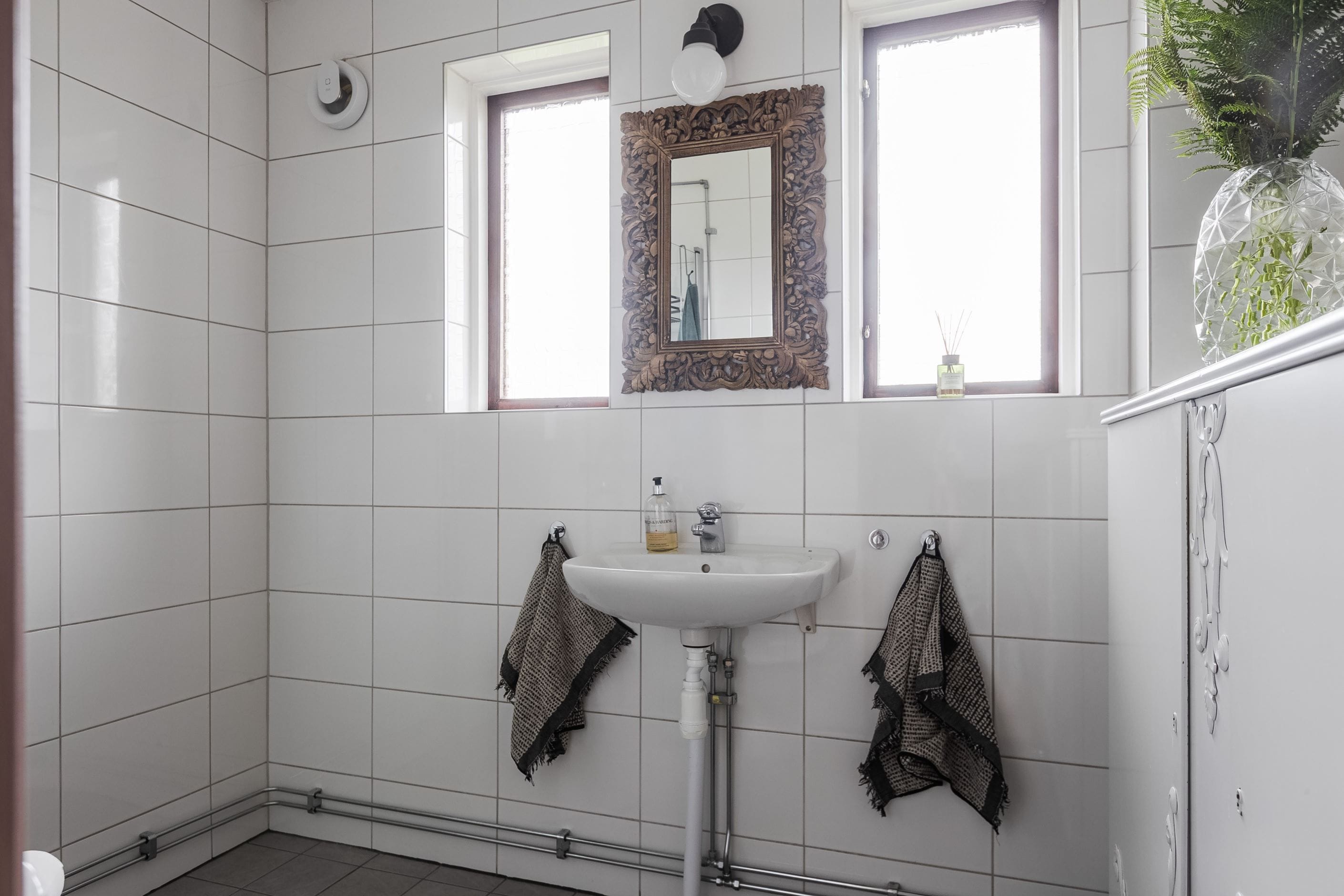 Toalett med dusch på mellanplanet