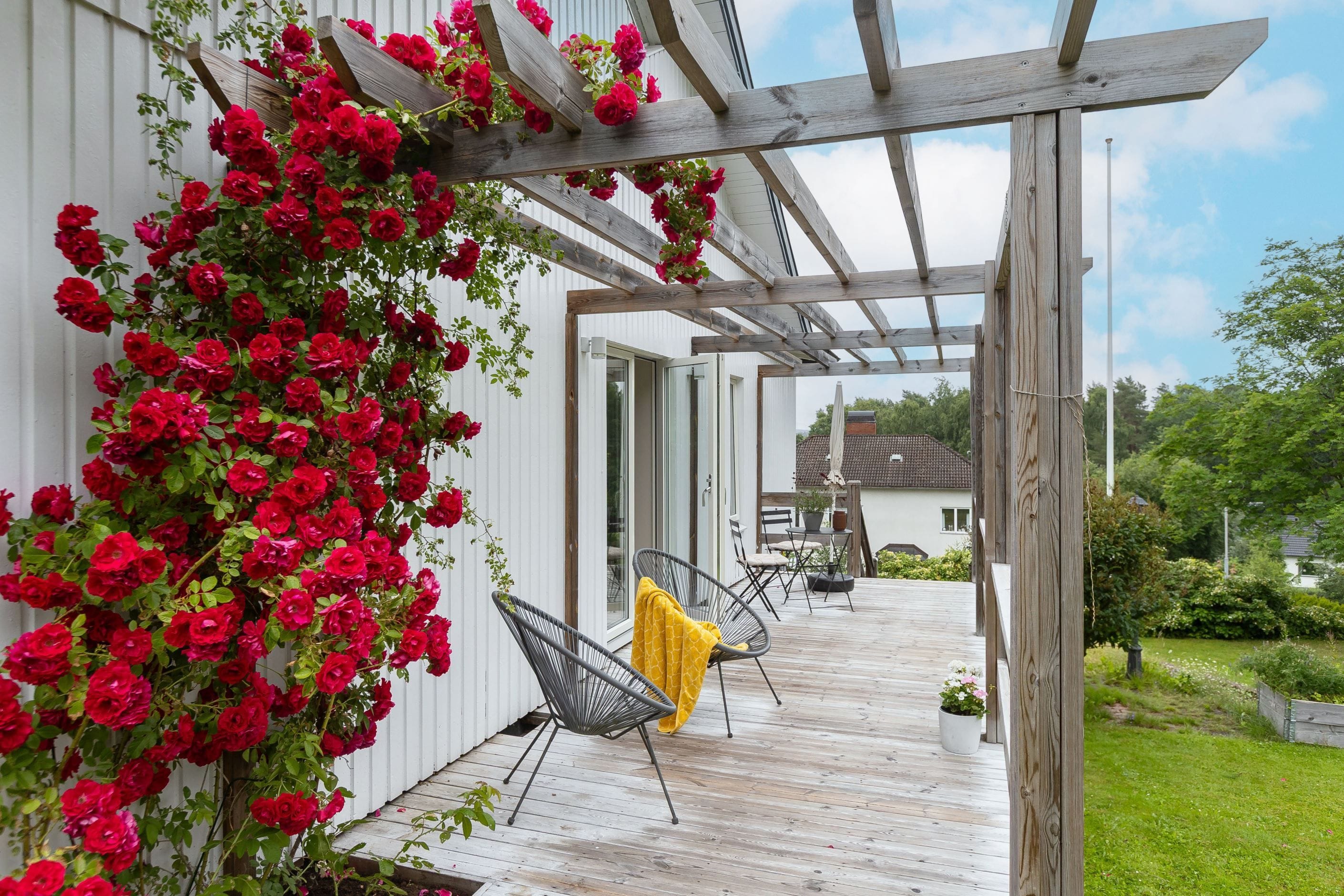 Pergolan ligger i söderläge och är en naturlig förlängning av huset under sommarhalvåret