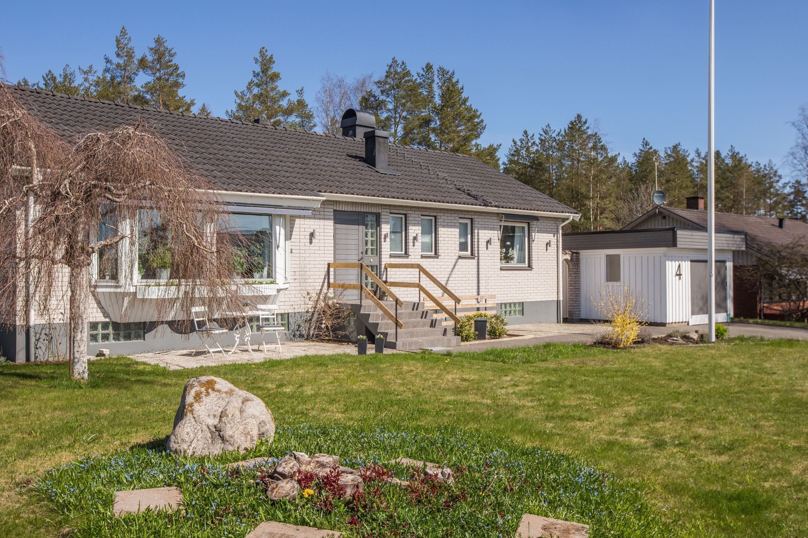 Med garage som ger plats för två bilar och biluppställningsplats