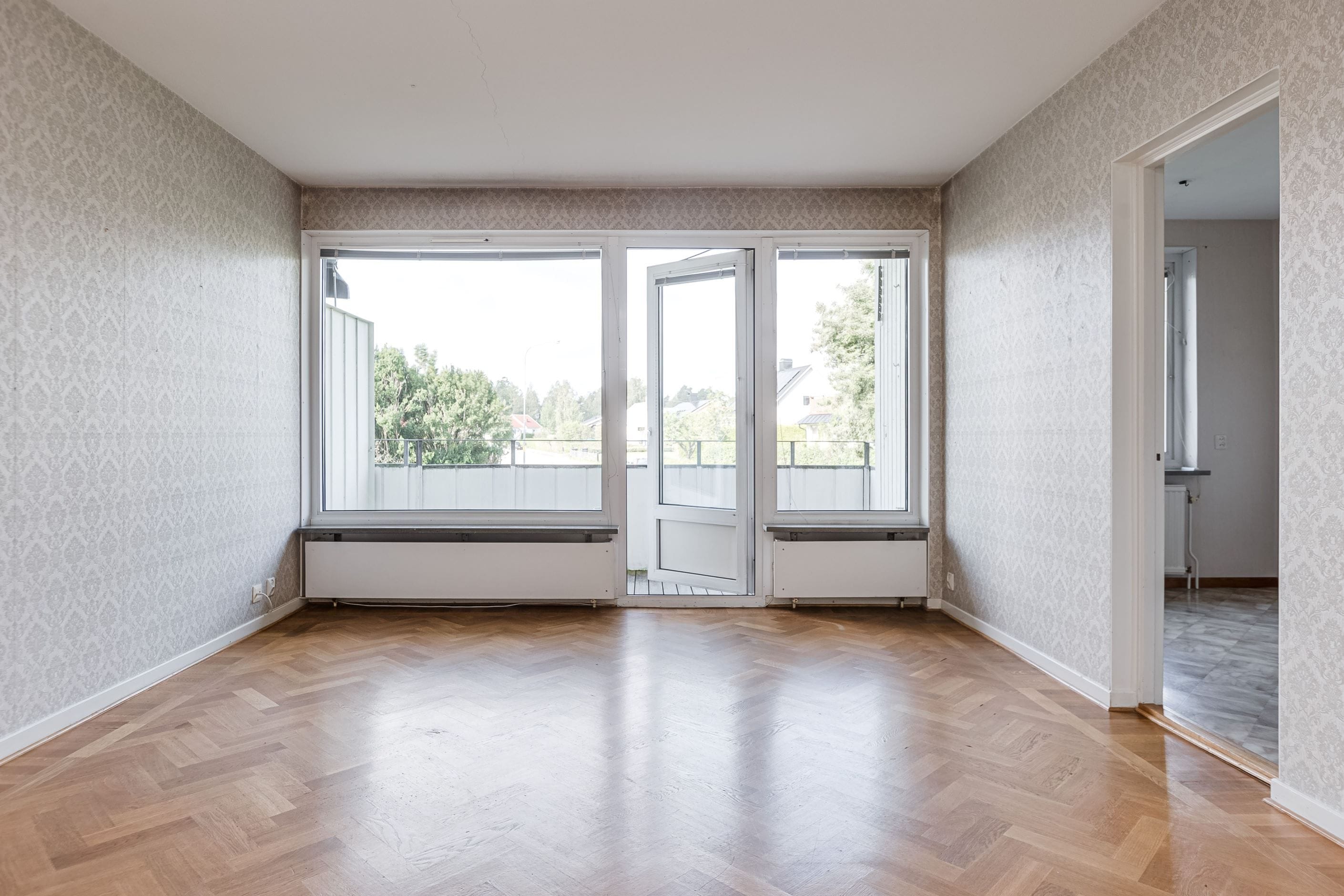 Luftigt och väl tilltaget vardagsrum som ger plats för både soffmöbler och matgrupp.