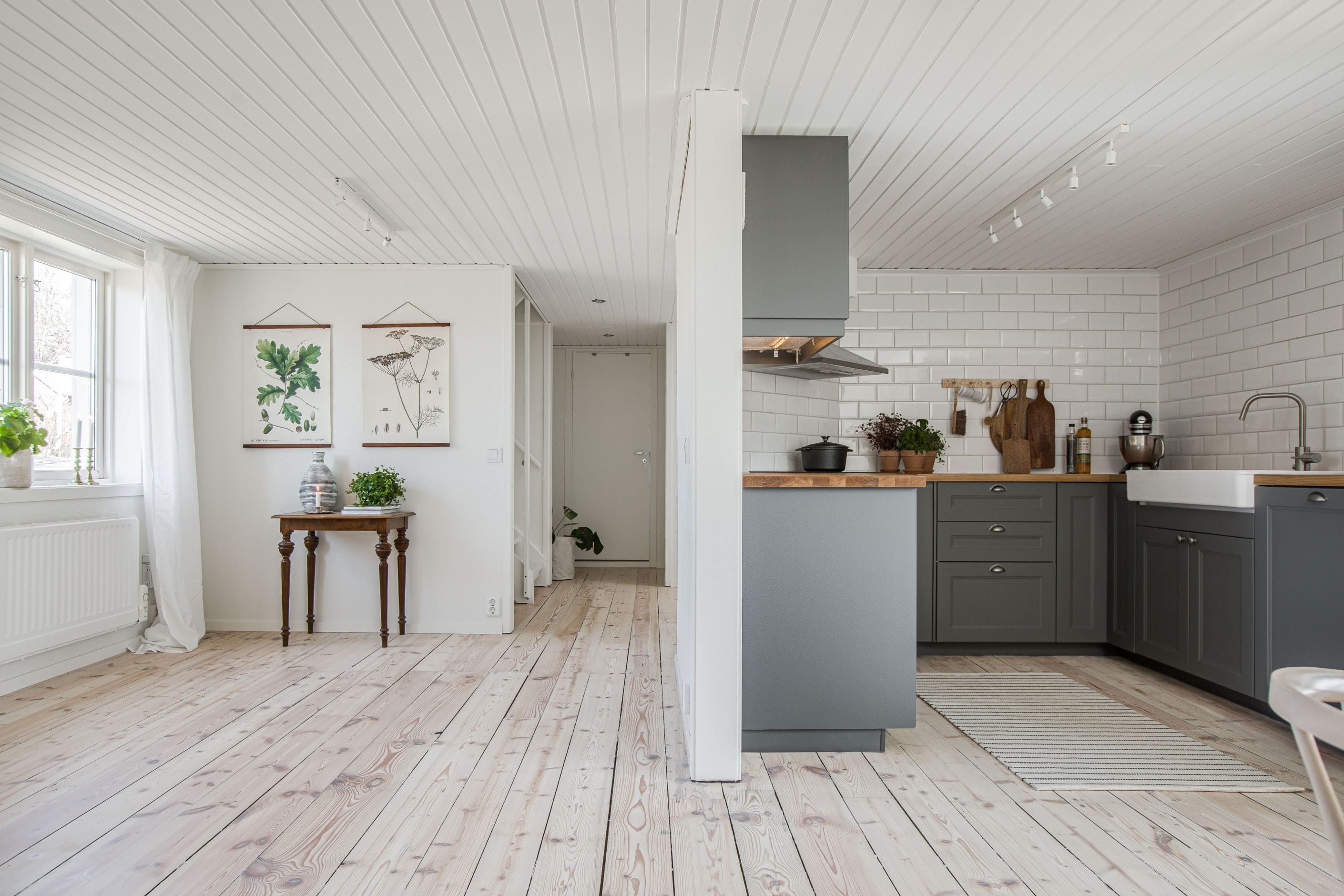Kök och vardagsrum i öppen planlösning