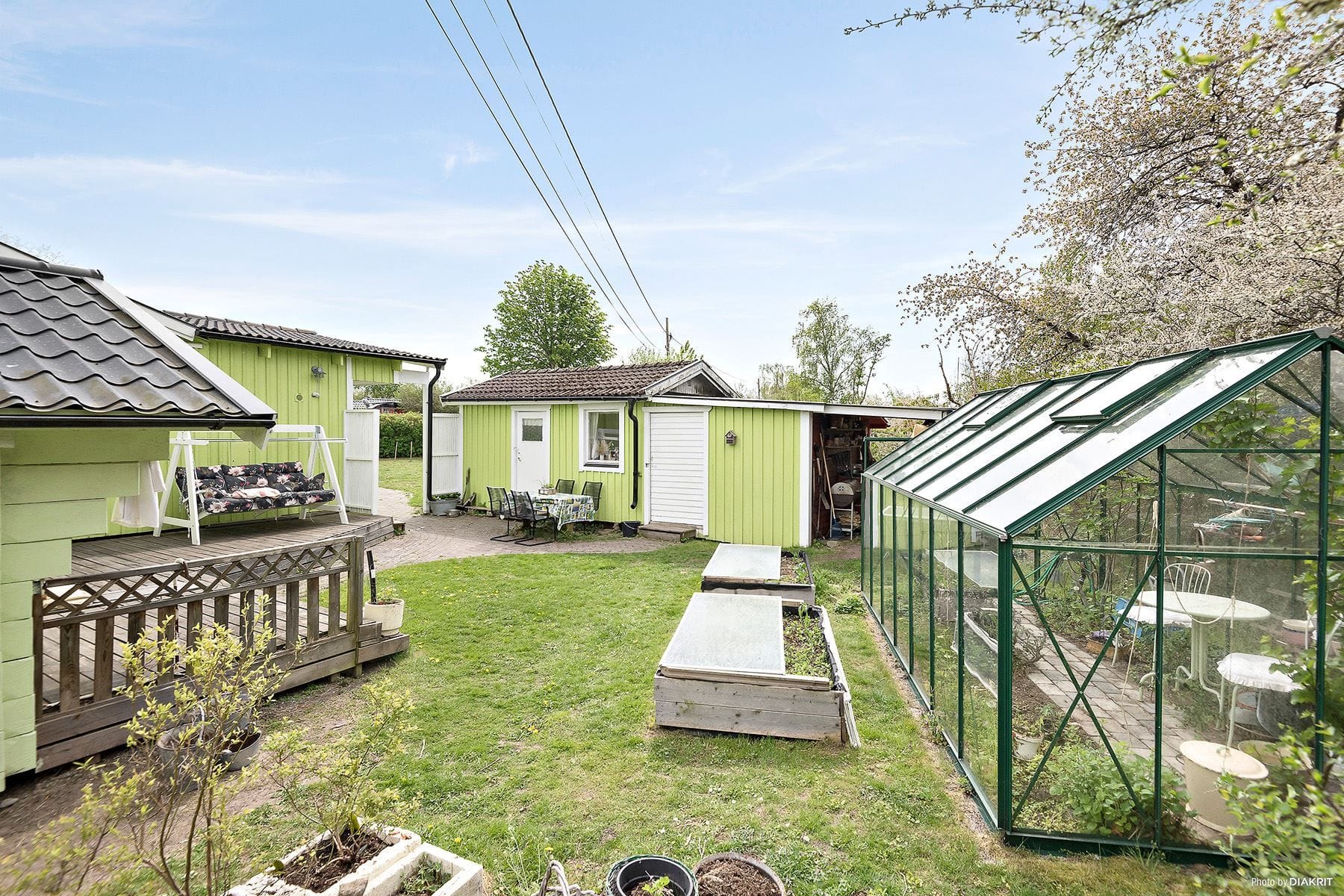 Mysig innergård med växthus