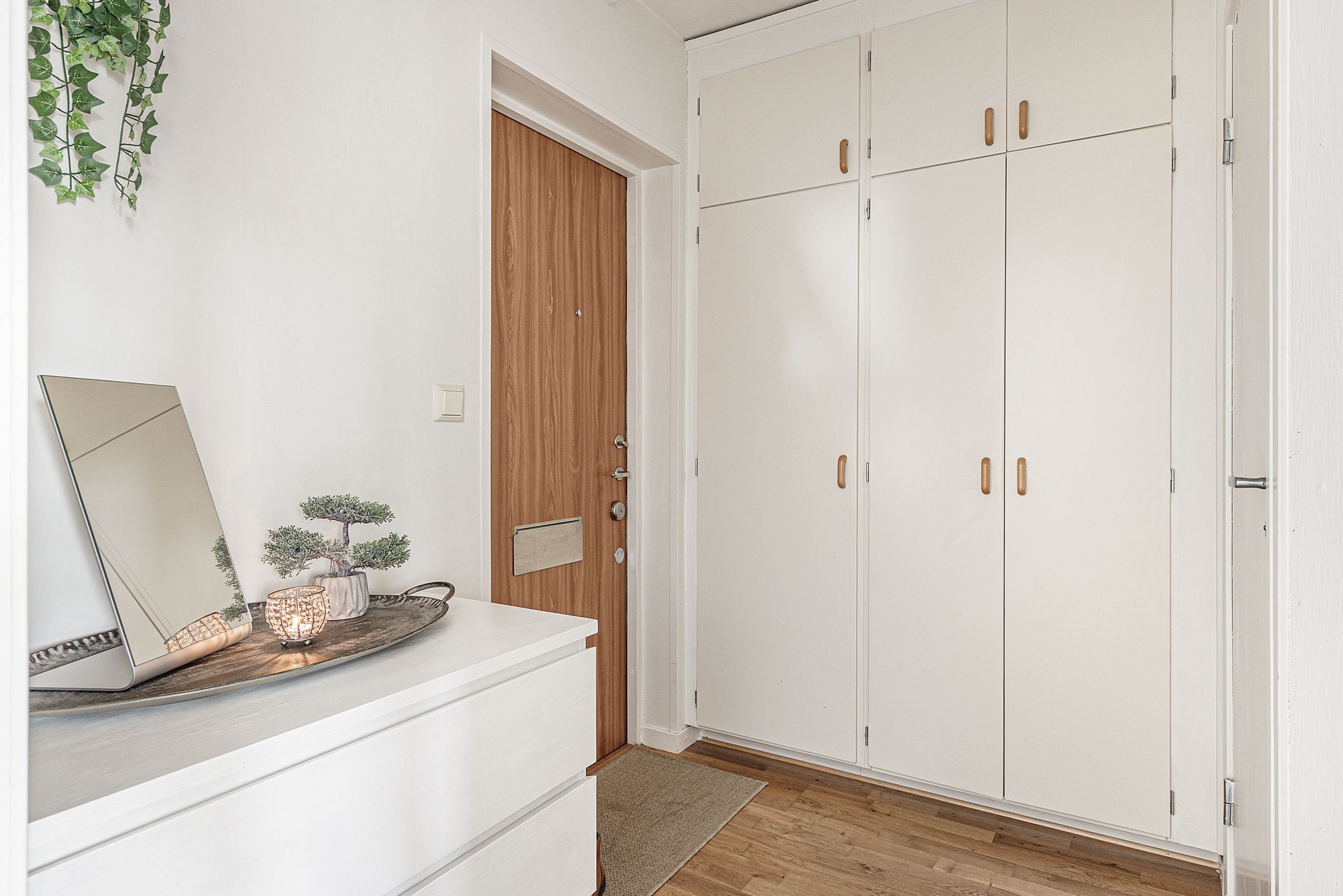 Hall med inbyggda garderober