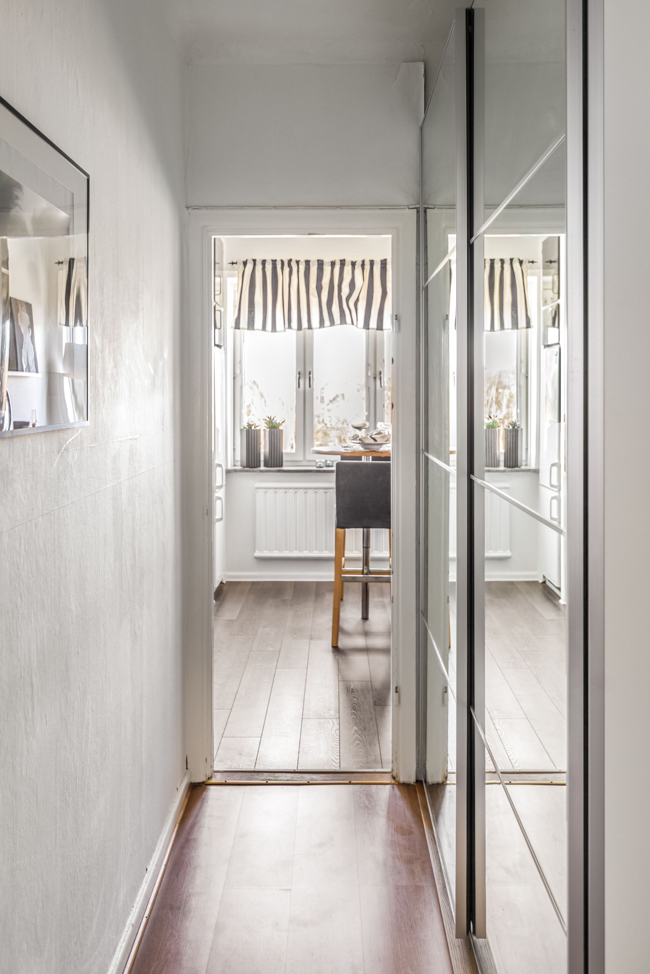Hall med skjutdörrsgarderob