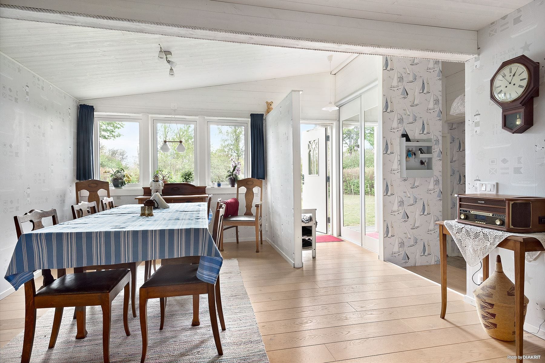 När vi stiger in i entrén märker vi genast att huset ger intryck...