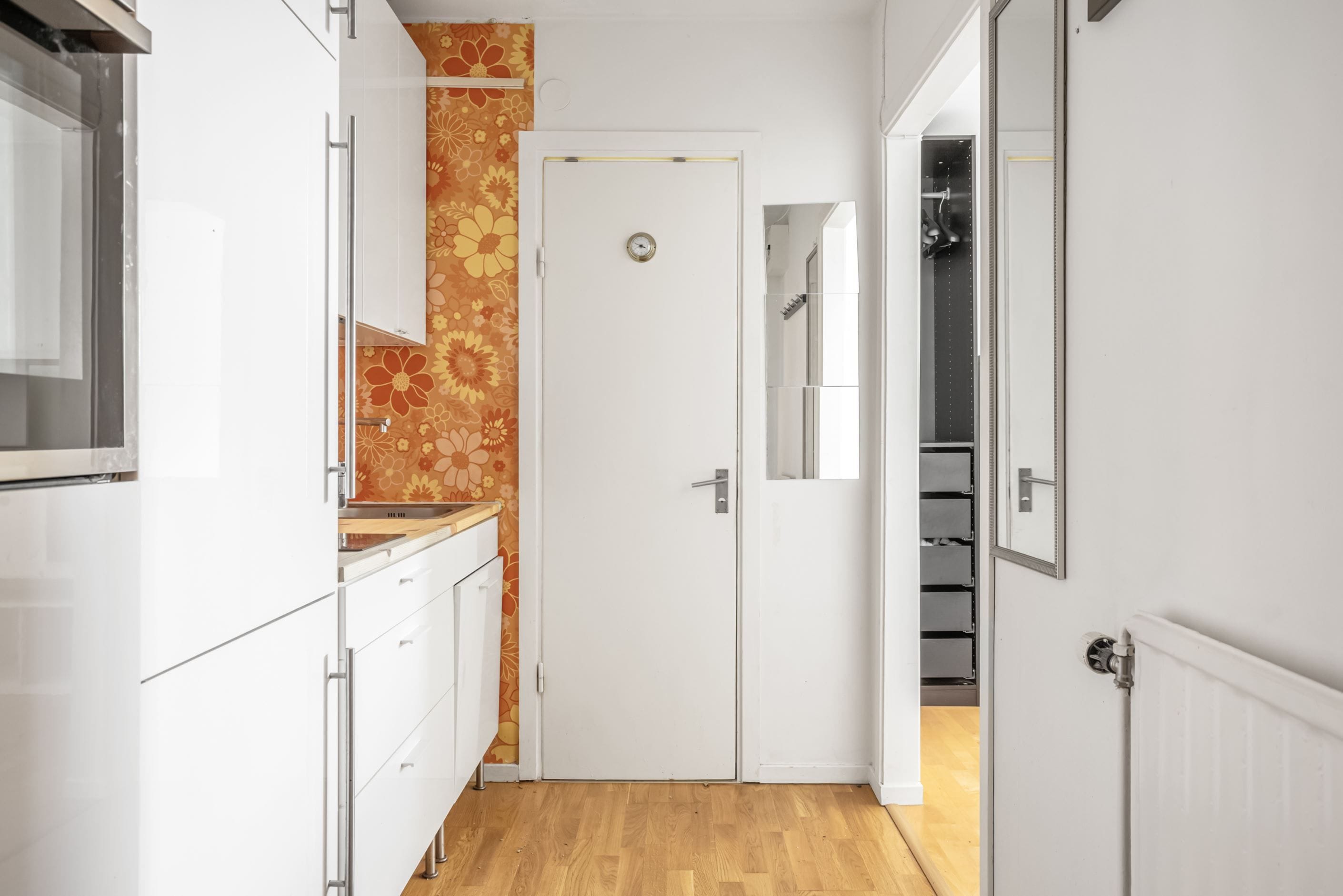 fråm entré in till köket