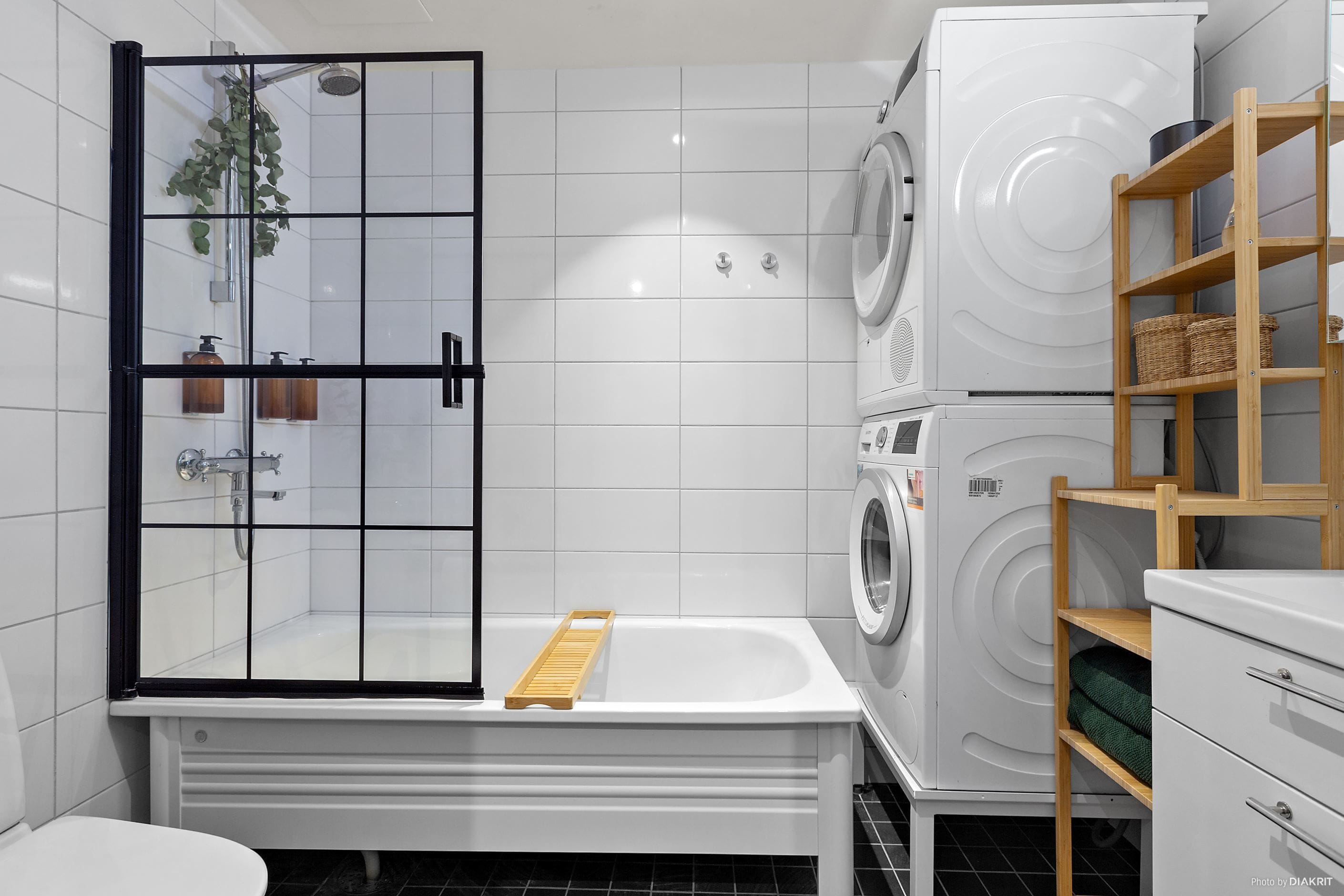 Helkaklat WC-/badrum med tvättmaskin och torktumlare