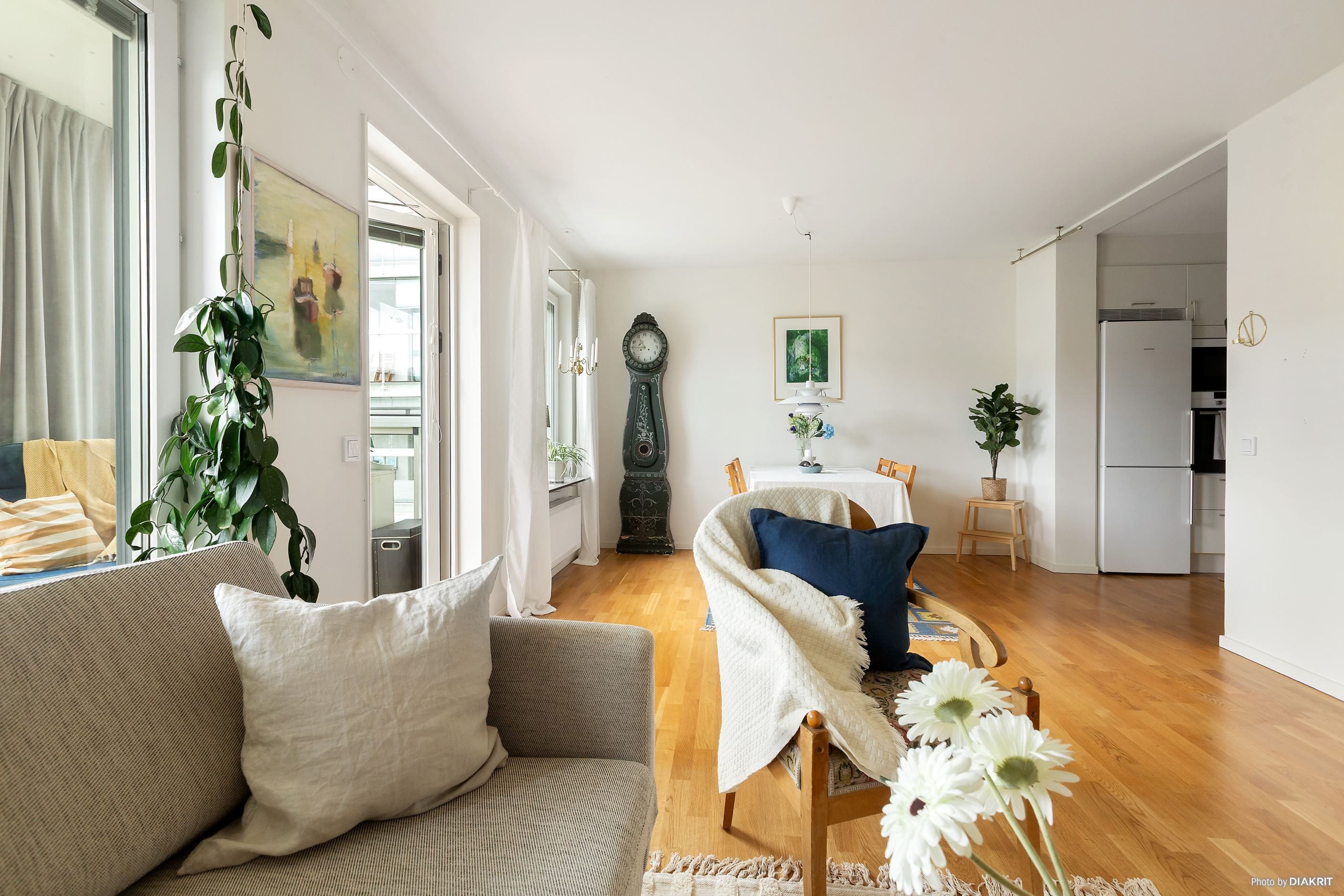 Varagsrum med kök & matplats i öppen planlösning