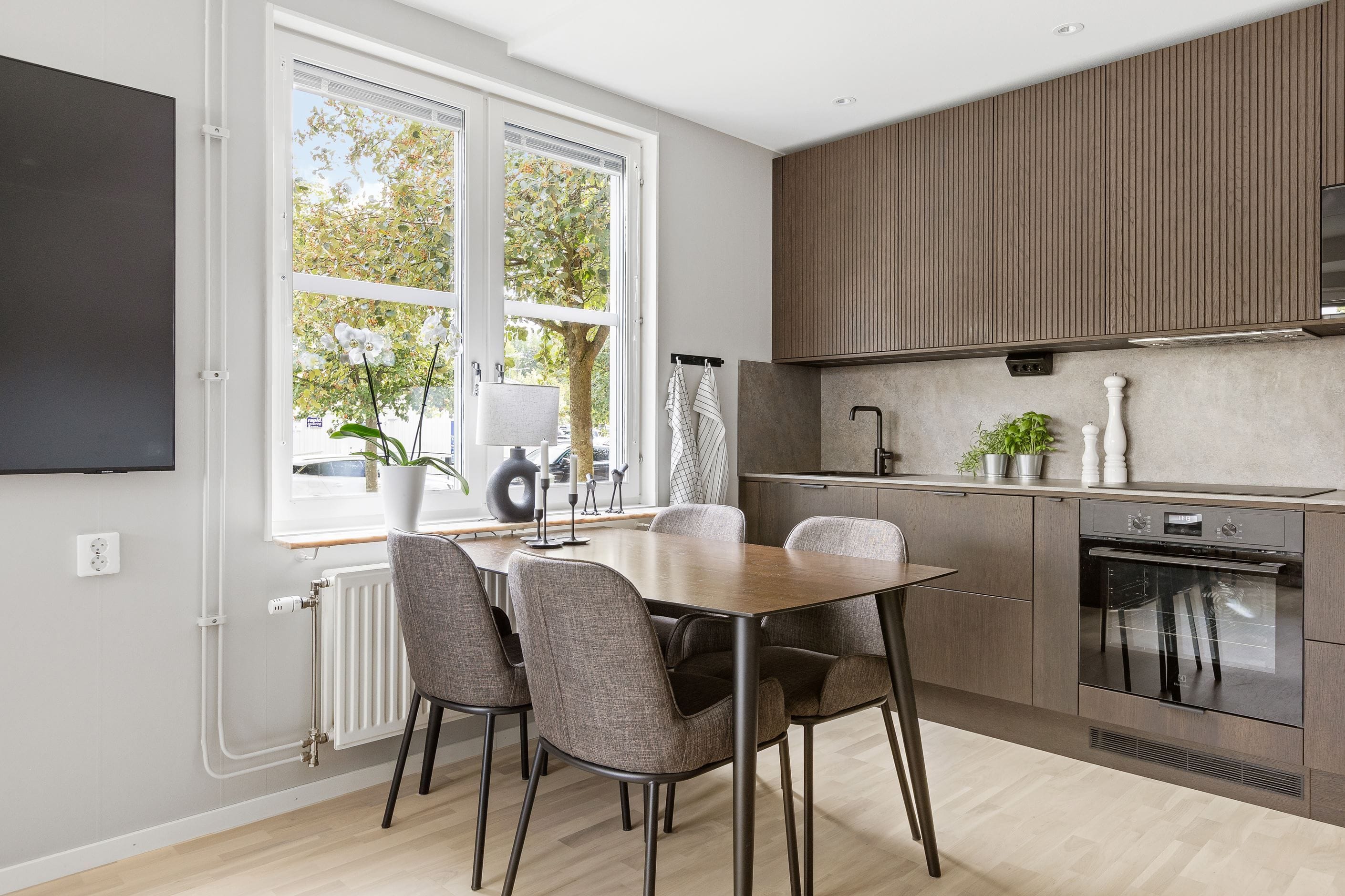 Plats för matbord vid fönster-