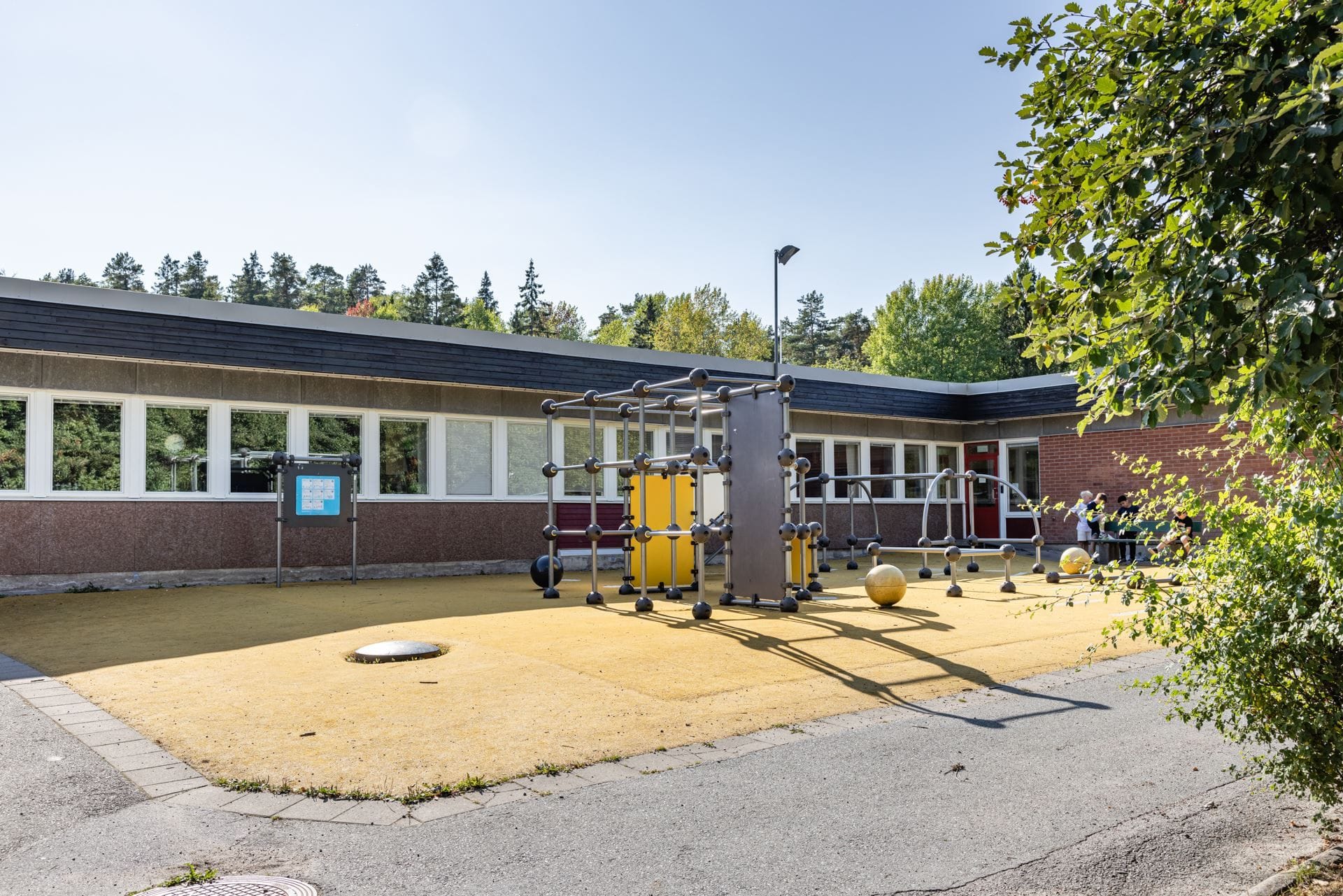 Lundskolan, bara några minuter från huset!