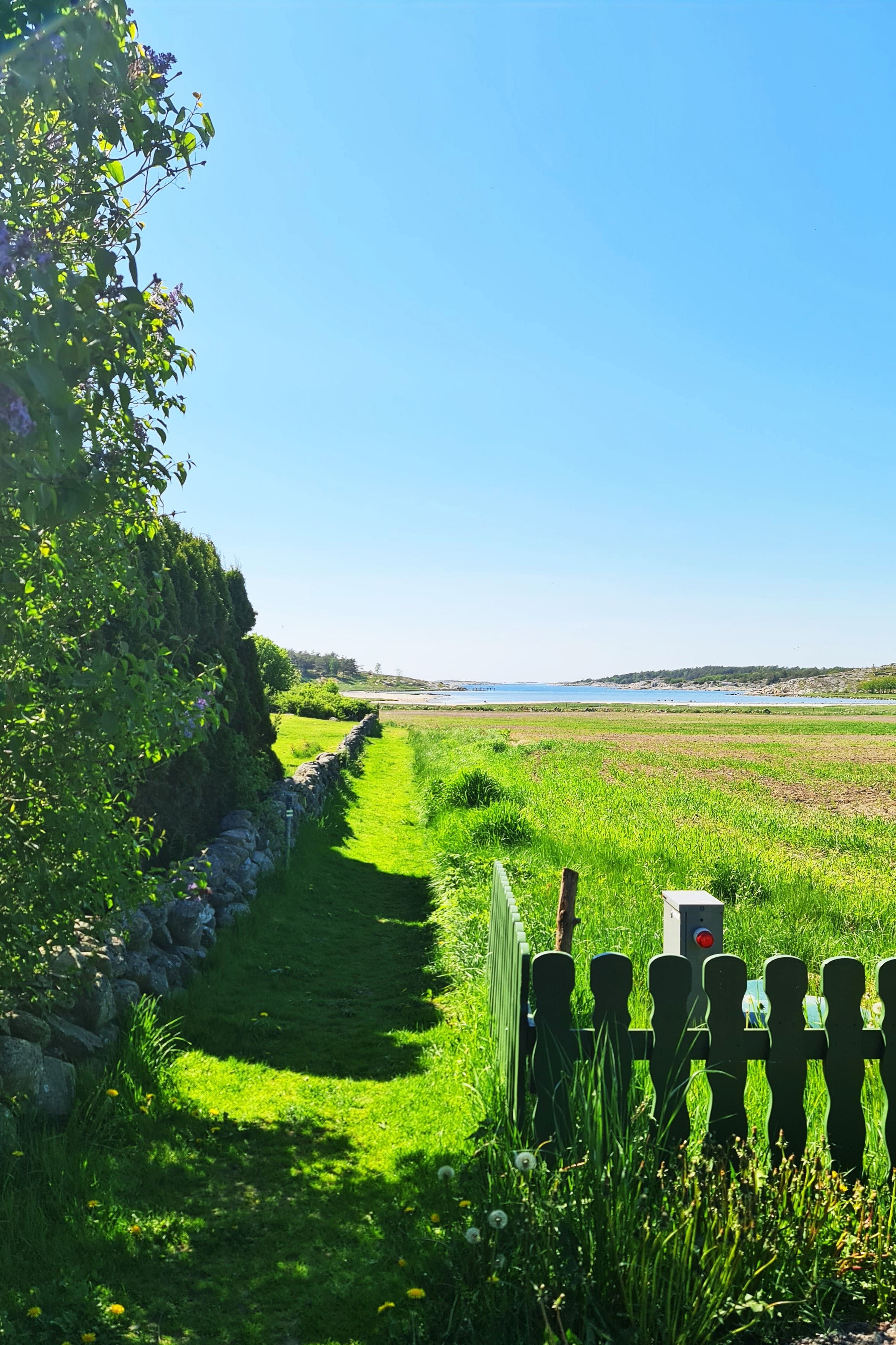 Gångväg till havet ett stenkast från huset.