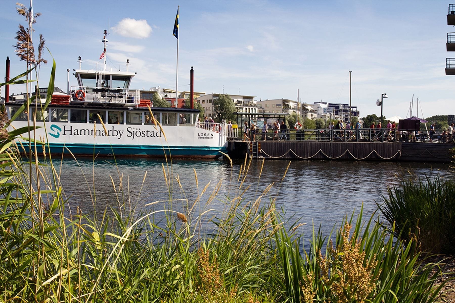 Båten Lisen tar dig till Hammarby Sjöstad