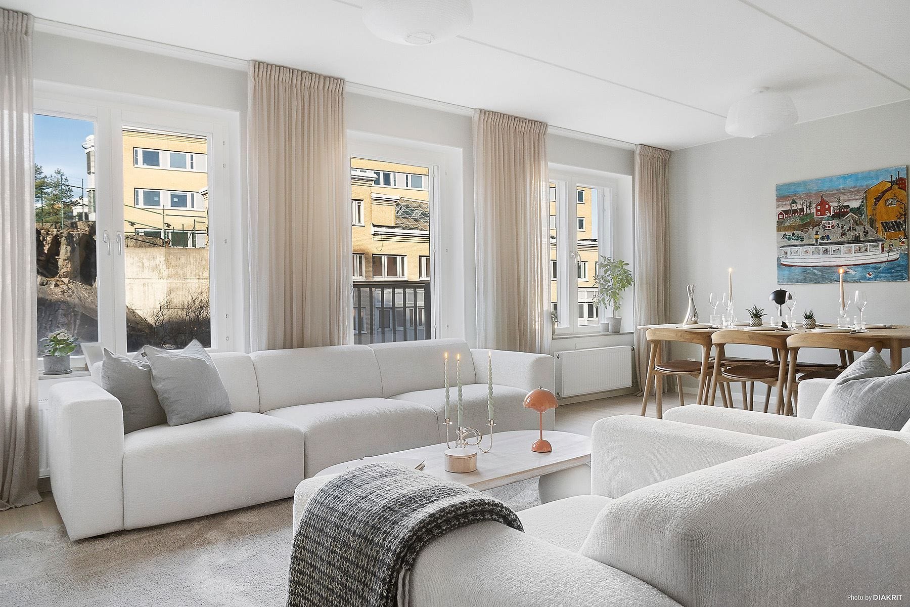 Öppen planlösning och fint ljusinsläpp ger bostaden en härlig känsla av ljus och rymd