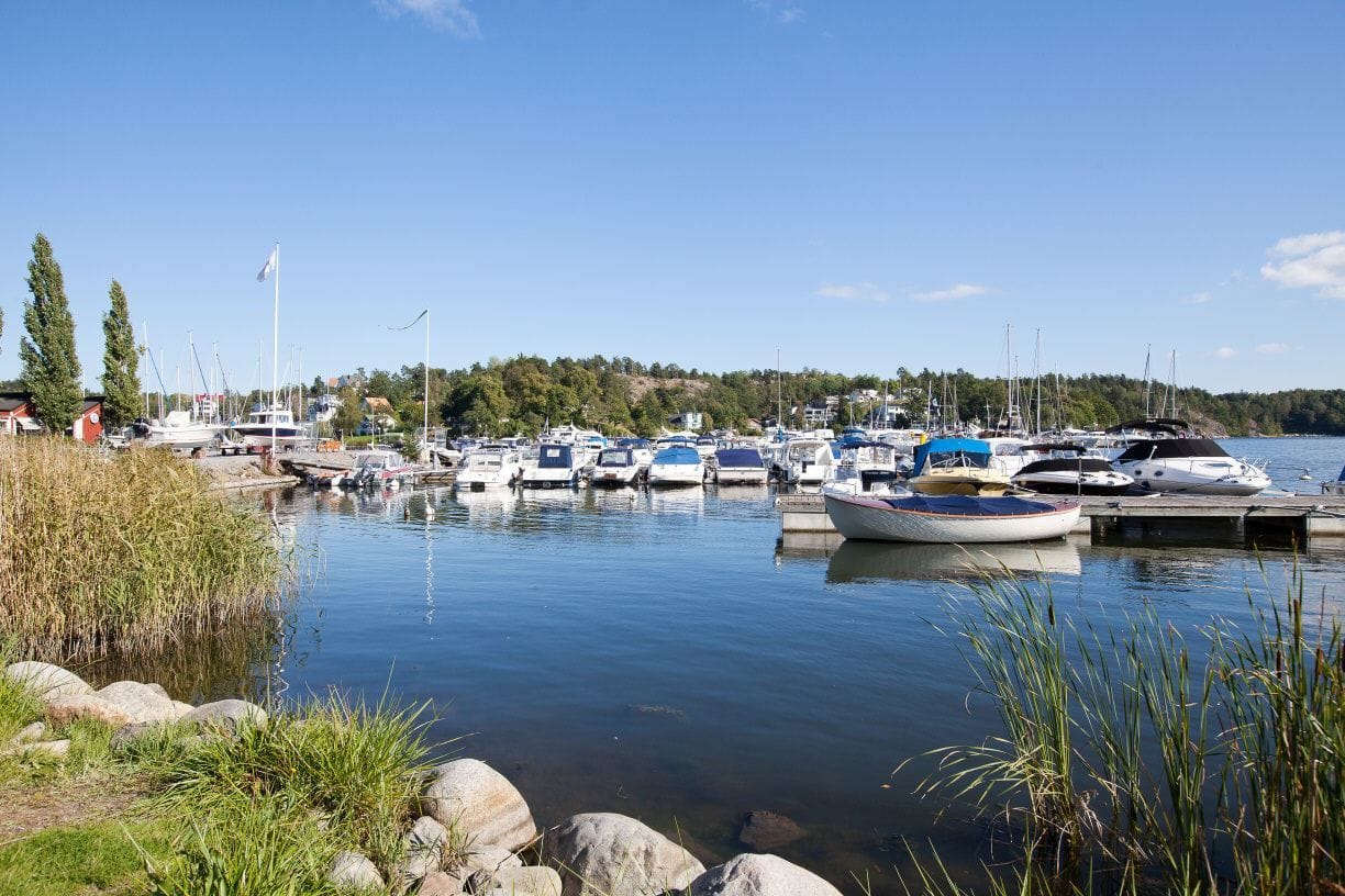 Saltängen ligger i fantastiska omgivningar. Här närbelägna Duvnäs marina.