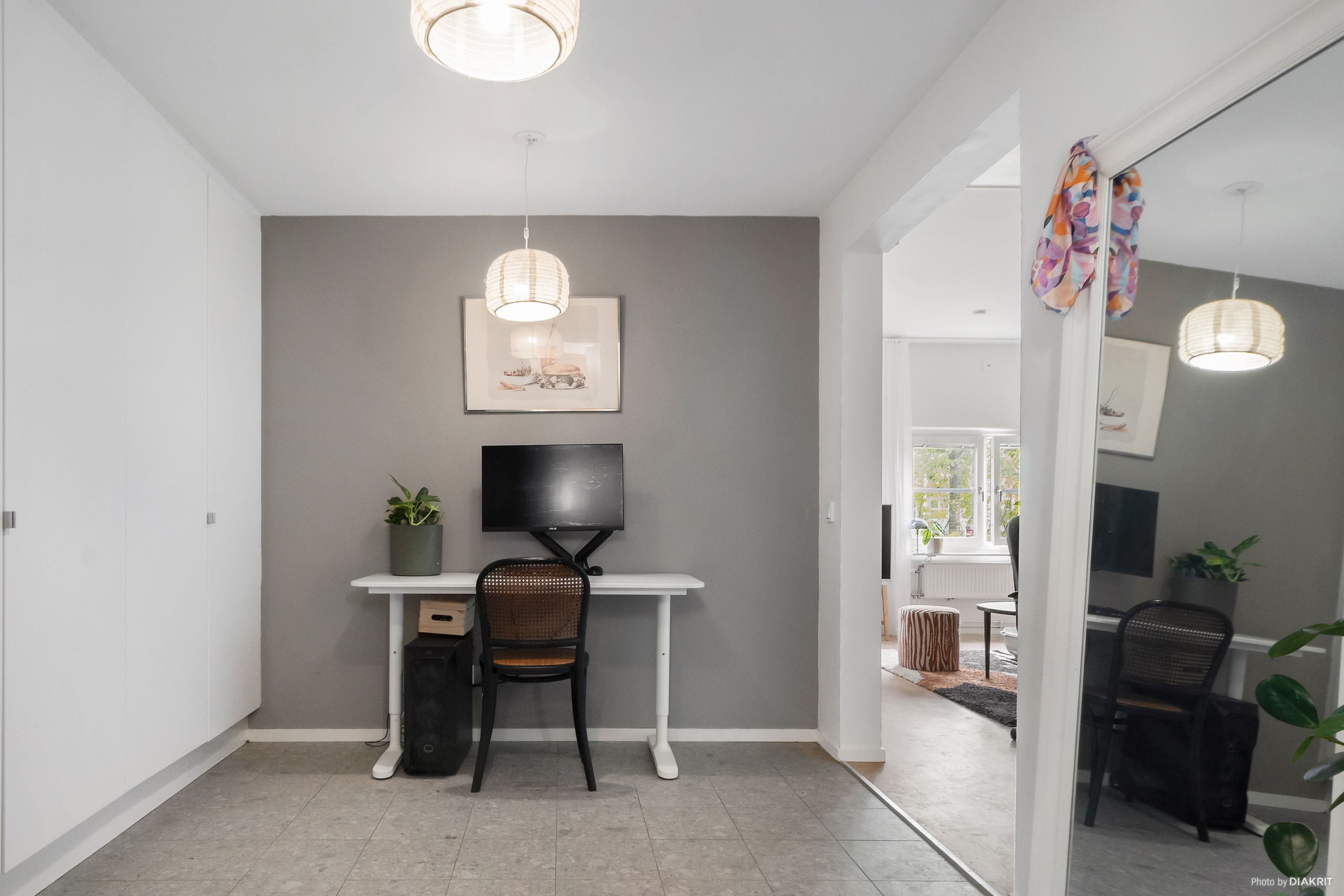 Hall med plats för skrivbord