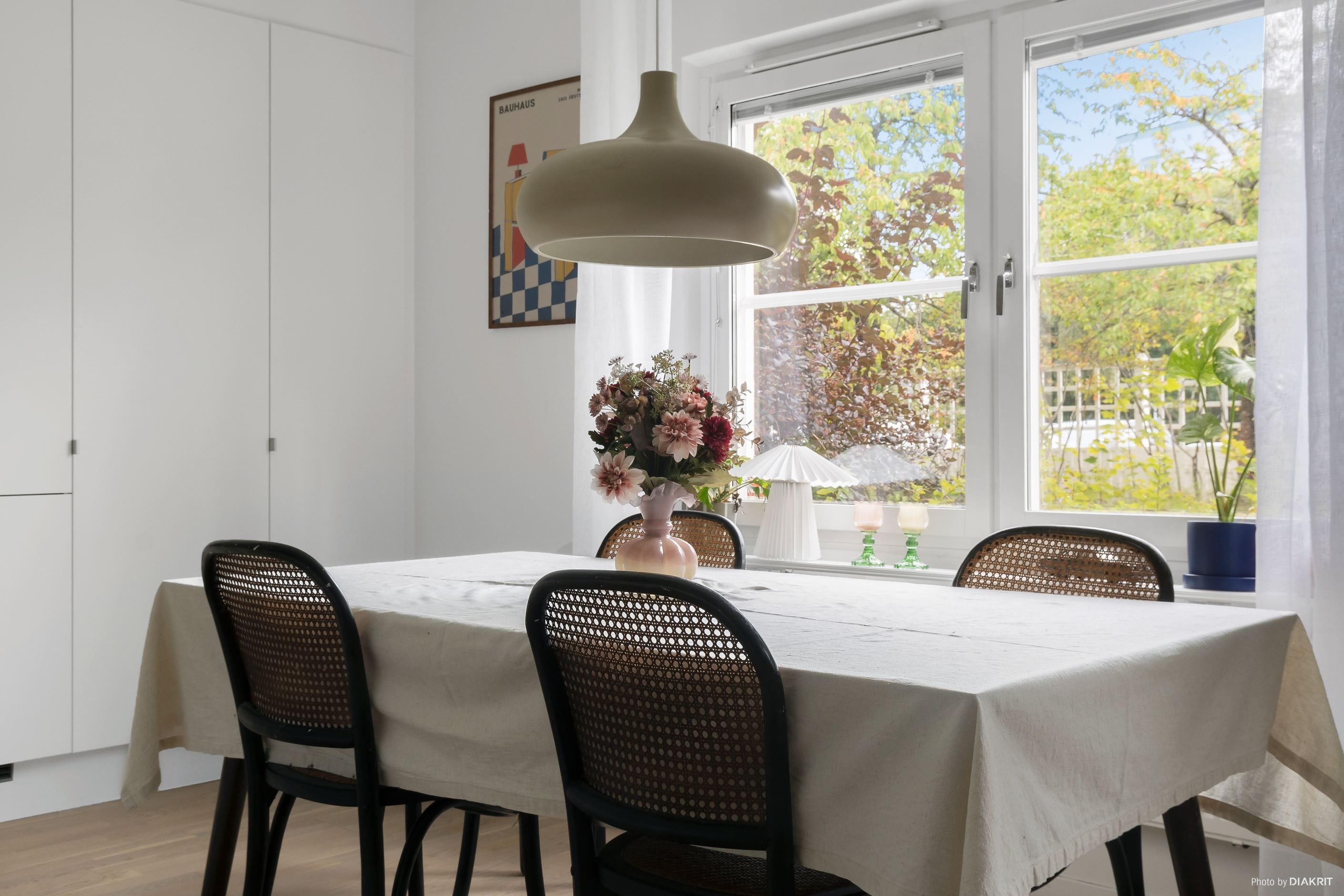 I köket får du plats med ett stort matmöblemang