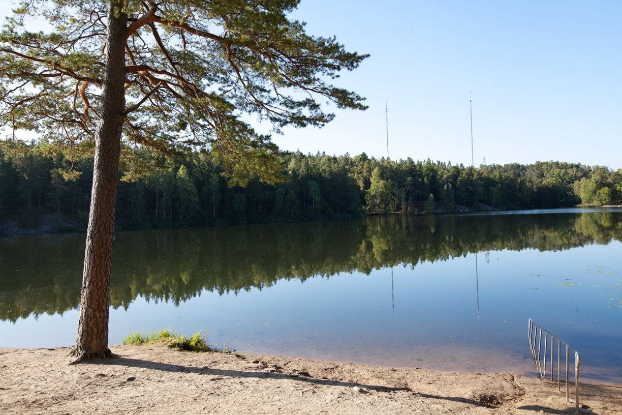 Långsjön med sandstrand och fin promenad-/joggingslinga runt sjön
