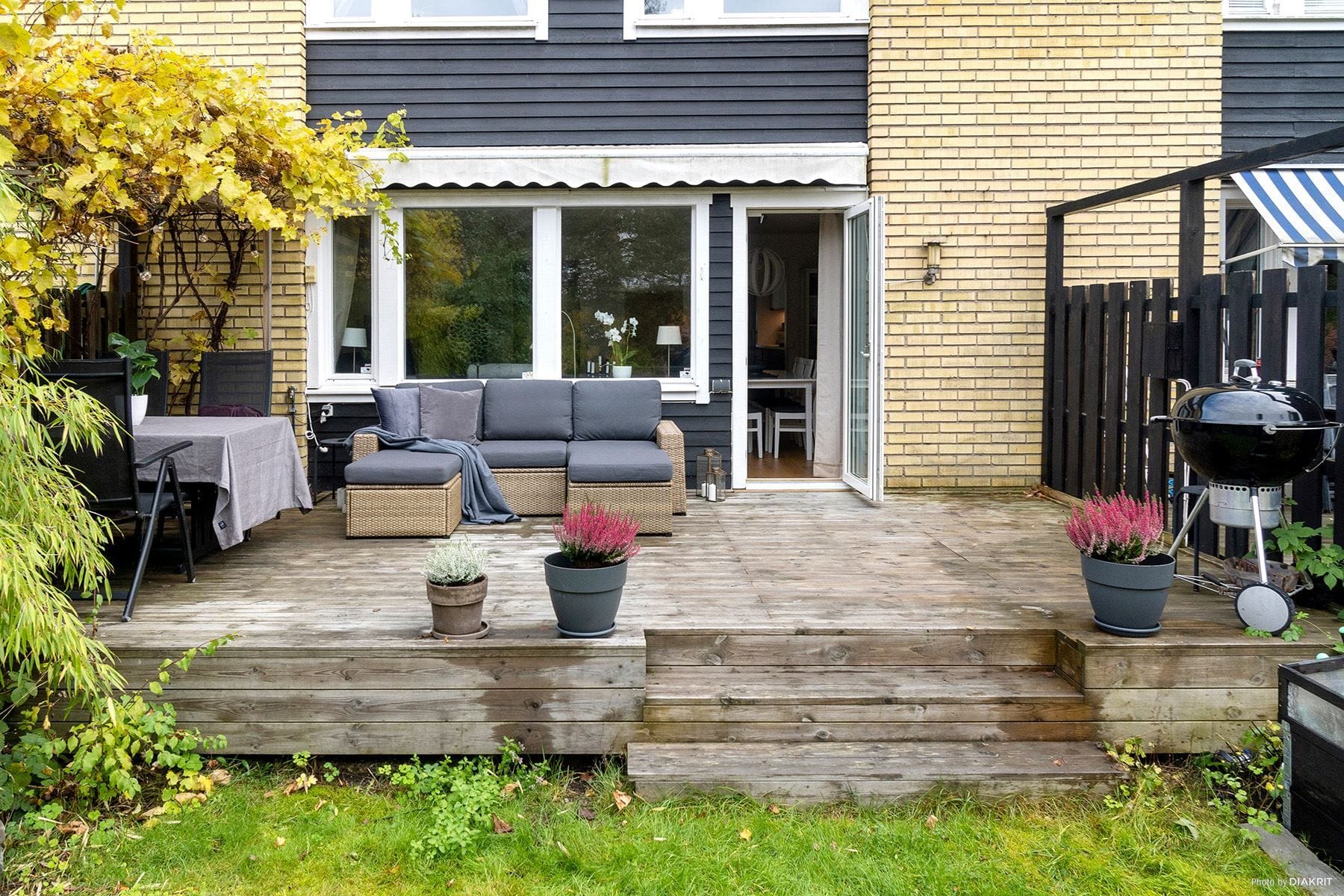 Mysig insynsskyddad uteplats på baksidan