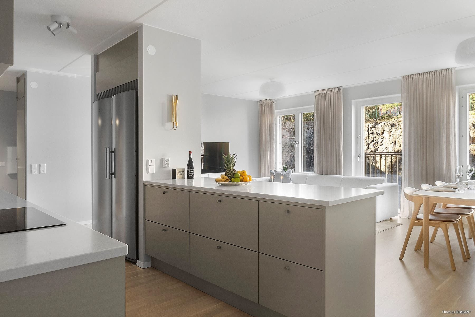 Stilrent kök från välrenommerade Vedum i sober beige ton samt vitvaror från Electrolux